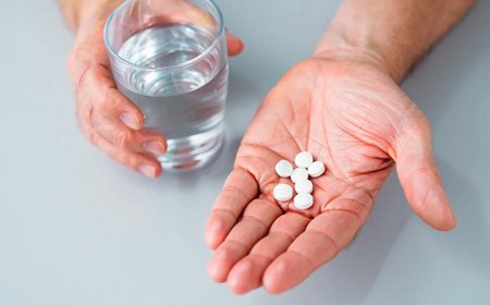 На руке лежат таблетки феназепама